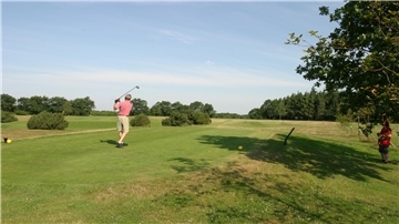 Die Attraktivität des direkt hinter dem Deich gelegenen Platzes spricht für den Golfclub Hohe Klint in Oxstedt. Das Grün soll sogar noch erweitert werden. Doch auch der Club verschließt sich keiner Kooperation.