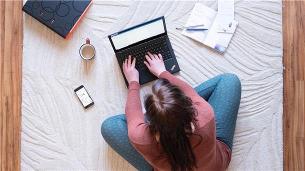 „Generation Z“ anspruchsvoll und weniger loyal zu Firmen Die auf dem Arbeitsmarkt immer präsenter werdende „GenZ“ wünscht sich häufig die Möglichkeit zum Homeoffice und zu sogenannten Workation-Optionen - eine Kombination aus Arbeit und Urlaub.
