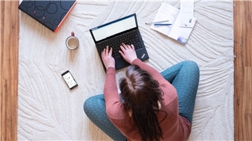 Die auf dem Arbeitsmarkt immer präsenter werdende „GenZ“ wünscht sich häufig die Möglichkeit zum Homeoffice und zu sogenannten Workation-Optionen - eine Kombination aus Arbeit und Urlaub.