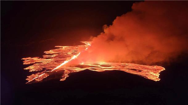 „Die mächtigste Eruption bisher“: Glühende Lava auf Island Die aufgebrochene Erdspalte ist Experten zufolge rund 3,5 Kilometer lang.