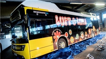 Wasserstoffbus mit der Aufschrift "Luft & Liebe" in einer Halle