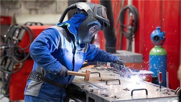 Die Auftragseingänge in der Industrie setzen ihren rückläufigen Trend fort, kommentiert das Bundeswirtschaftsministerium.