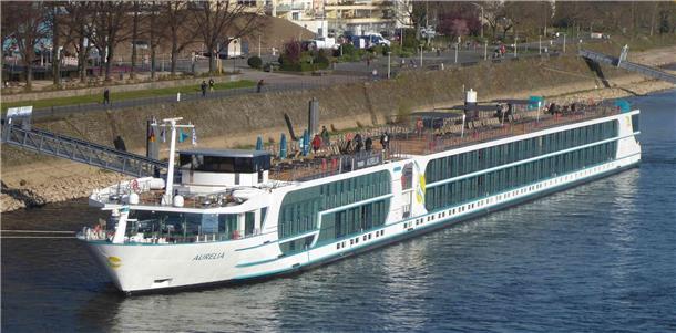 Ein Flusskreuzfahrtschiff.  Die „Aurelia“, das neueste Flussschiff von Phoenix Kreuzfahrten, bietet modernen Komfort und nachhaltige Technologie. 