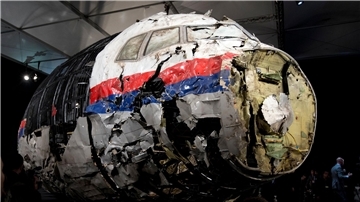 Die aus Trümmern wieder zusammen gesetzte Boeing 777 der Malaysia Airlines, die als Flug MH17 über der Ukraine abgeschossen wurde, steht in einer Halle.