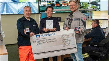 Die Ausbildung der Mobilen Retter in Bremerhaven übernehmen neben der Feuerwehr Johanniter-Unfall-Hilfe und Deutsches Rotes Kreuz. Über Scheck und Pokal des Bremer Herz Preises freuen sich (von links): Marcus Stührenberg (DRK), Tabea Schwandt (Feuerwehr) und Jan Lückert  (Johanniter-Unfall-Hilfe) in der Integrierten Regionalleitstelle Unterweser-Elbe. 