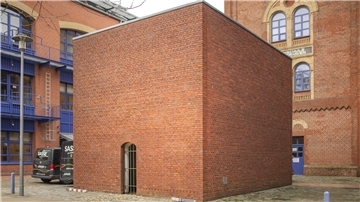 Die Außenansicht der Installation „The Last Step“ von Ilya Kabakov in Bremerhaven – ein minimalistischer Backsteinbau.