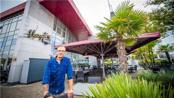 Die Außengastronomie hat John Da Silva und anderen Gastronomen über den Sommer geholfen. Doch für den Winter sucht nicht nur der Inhaber des Lloyd’s am Neuen Hafen nach anderen Lösungen, um mehr Plätze anbieten zu können.