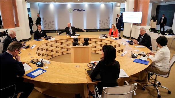 G7 warnt Israel und Iran vor Eskalation Die Außenministerinnen und Außenminister der G7 sowie der EU-Außenbeauftragte bei einer Gesprächsrunde auf Capri, vorne rechts Annalena Baerbock.