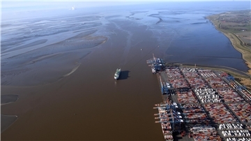 Luftaufnahme von Weser vor dem Containerterminal.