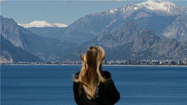Preise locken Deutsche in den Türkei-Urlaub Die Aussicht genießen: Die Aussichtsplattform des Alten Hafens von Antalya mit Blick auf die schneebedeckten Berggipfel.