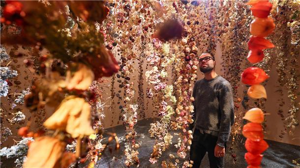 Die Ausstellung „Flowers Forever“ im Bucerius Kunst Form zeigt eindrucksvolle Werke und Installationen.