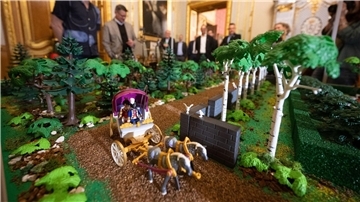 Die Ausstellung zeigt die deutsche Demokratiegeschichte in elf Dioramen aus tausenden Playmobil-Teilen.