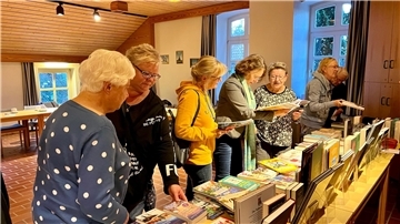 Die Auswahl, die den überwiegend weiblichen Interessierten in der Burhaver Pastorei vorgestellt wurde, bot vom Sachbuch bis zum packenden Roman fast alles.