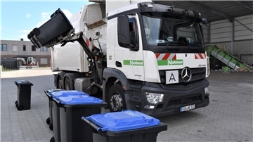 Ein Fahrzeug eines Entsorgungsunternehmens holt Mülltonnen ab und leert. Die Auswirkungen des Streiks bei Nehlsen betreffen weiter die Entsorgung von Privathaushalten und Gewerbekunden im Landkreis Cuxhaven. 
