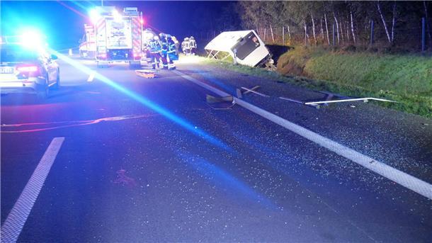 Unfall auf der A1: Bus fährt auf Lkw auf und schleudert in den Graben Die Autobahn in Richtung Hamburg war nach dem Unfall für mehrere Stunden gesperrt