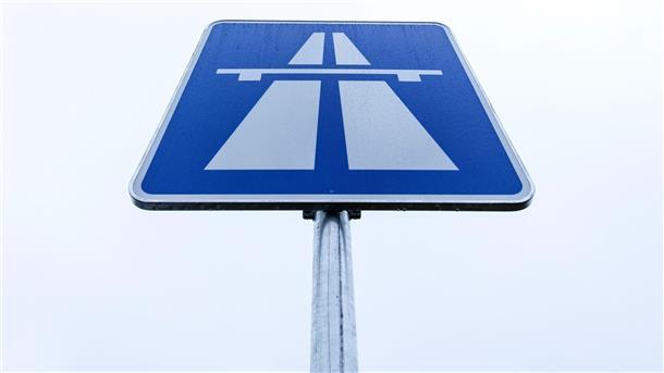 Sattelzug kippt auf A391 um - Schlachtabfälle auf Fahrbahn Die Autobahn wurde nach dem Unfall gesperrt. (Symbolbild)
