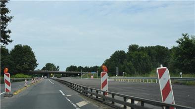 Die Autobahnanschlussstelle Bremerhaven Süd ist seit Monaten gesperrt. Die neue Fahrbahndecke auf der Ostseite liegt. Es fehlen aber noch die Markierungen.