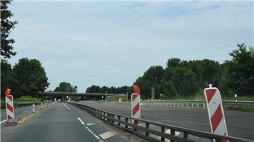 Die Autobahnanschlussstelle Bremerhaven Süd ist seit Monaten gesperrt. Die neue Fahrbahndecke auf der Ostseite liegt. Es fehlen aber noch die Markierungen.