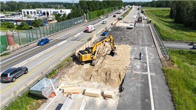 Die Autobahnbrücke wird freigelegt, damit sie Anfang Juli abgerissen werden kann. 