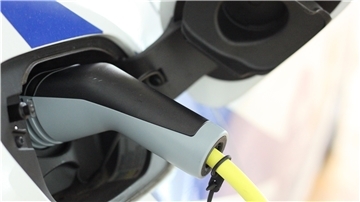 Die Autoindustrie ächzt unter der Corona-Krise. Doch während Verbrenner aktuell Ladenhüter sind, freut sich Autohändler Wolf Warncke aus Tarmstedt über gute Verkaufszahlen bei E-Autos.