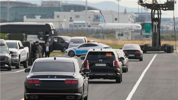 Die Autokolonne des chinesischen Präsidenten Xi Jinping verlässt nach dem Gipfeltreffen das Gelände des Flughafens Gimhae.