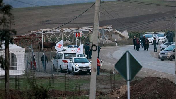 Die Autokolonne mit der ersten Gruppe von etwa 30 Personen aus Berg-Karabach steht an einem Kontrollpunkt nahe des Dorfes Kornidzor.