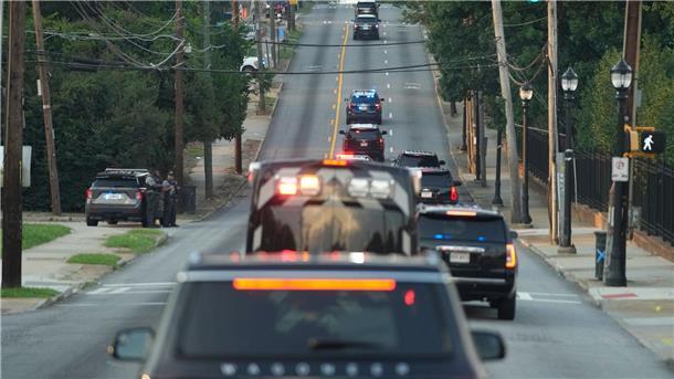 Trump nutzt Polizeifoto für Wahlkampf Die Autokolonne mit Donald Trump fährt in Atlanta zum Gefängnis von Fulton County.