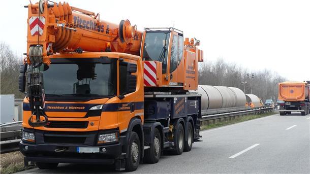 Die Autokräne haben die Rohrelemente abgeladen und in die Baugrube hinabgelassen. 