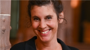 Die Autorin Daniela Dröscher schildert in „Lügen über meine Mutter“, wie ein Mann unentwegt seine Frau kritisiert, weil er sie zu dick findet.