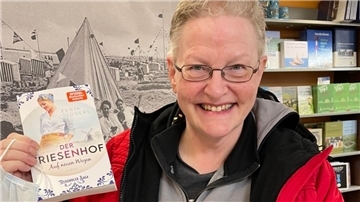 Die Autorin Marlies Folkens alias Fenja Lüders ist am Samstag, 29. Oktober, in der Nordenhamer Buchhandlung v. Bestenbostel zu Gast, um Bücher zu signieren und mit ihren Leserinnen und Lesern zu sprechen.