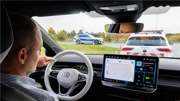 Neue Technik soll Einsatzkräfte auf Straßen besser schützen Die Autos erkennen dank Sensoren Gefahren und warnen andere Verkehrsteilnehmer in der Nähe automatisch.