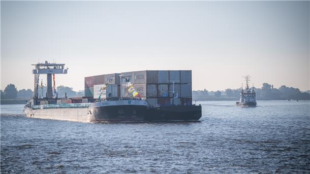Die "Aviso 1" ist ebenfalls in Konvoi. Täglich bringt das Binnenschiff Container von Bremen nach Bremerhaven und umgekehrt. Hier finden Sie eine Reportage über eine typische Weser-Tour der "Aviso".