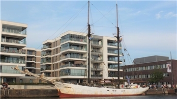 Fachtsegler "Avontuur" an der Kaje im Neuen Hafen