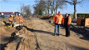 Die B 71 bei Selsingen ist momentan eine Baustelle. Geschäftsbereichsleiterin Friederike Wöbse und Projektleiter Torsten Dietrich von der Landesstraßenbaubehörde erläutern den Fortgang der Arbeiten.
