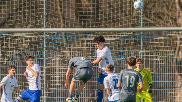 Jugendfußballer kämpfen um den Ball. Beteiligt sind auch Spieler des JFV Bremerhaven. 