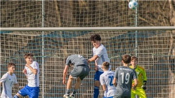 Jugendfußballer kämpfen um den Ball. Beteiligt sind auch Spieler des JFV Bremerhaven. 