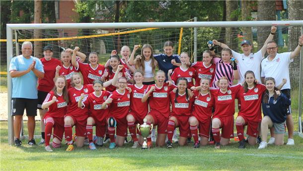Die B-Juniorinnen des FC Geestland gewannen erneut die Bezirksmeisterschaft.