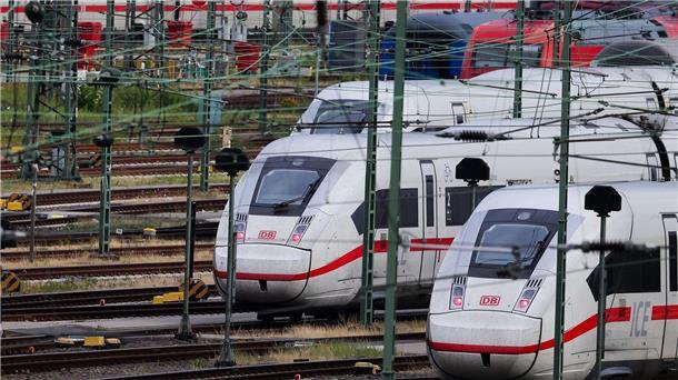 Bahn, Rente, Sommerzeit – was sich im März ändert Die Bahn richtet einen neuen Direktzug von Nord nach Süd ein. (Archivbild)