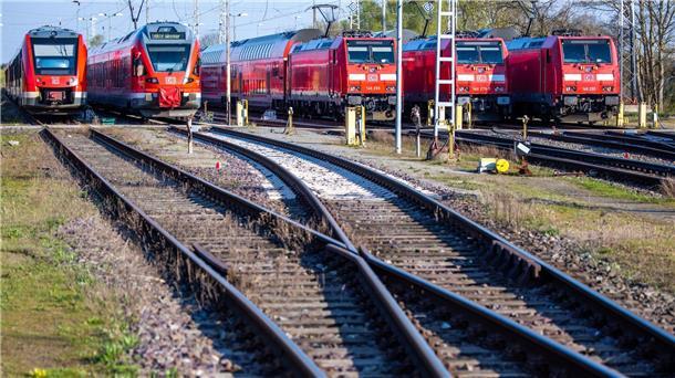 Bahn-Verspätungen durch Menschen an und auf Gleisen Die Bahn sperrt vorsorglich Strecken, sobald der Verdacht besteht, dass sich Menschen an oder auf den Schienen befinden.