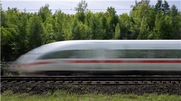 Die Bahn will 2025 nach eigenen Angaben keine Strecken aus dem Fernverkehrsangebot streichen.