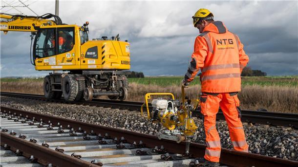 Bahn will Schienen und Schotter deutlich öfter recyceln Die Bahn will bei den Recyclingquoten wichtiger Baumaterialien zulegen (Archivfoto).