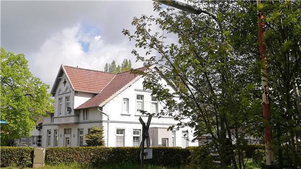 Die Bahnstrecke ist im Vordergrund noch zu sehen, wird aber erkennbar nicht mehr genutzt. Das ehemalige Haus Amanda ist auch kein Bordell mehr. Im Gebäude Heiligenwiehmstraße 7 befinden sich heute Mietwohnungen.