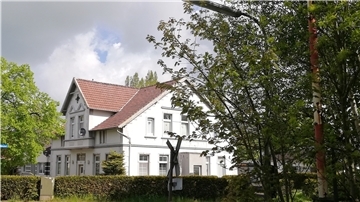 Die Bahnstrecke ist im Vordergrund noch zu sehen, wird aber erkennbar nicht mehr genutzt. Das ehemalige Haus Amanda ist auch kein Bordell mehr. Im Gebäude Heiligenwiehmstraße 7 befinden sich heute Mietwohnungen.