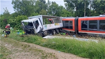 Die Bahnstrecke wurde gesperrt. Der Zug soll am Freitag geborgen werden.