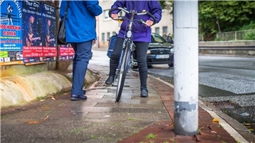 Die Bahnunterführung in der Straße „An der Mühle“ bietet wenig Platz für sich entgegenkommende Fußgänger und Radfahrer. Interessensvertreter möchten das ändern. 