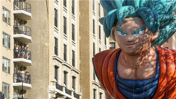 Die Balkons sind voller Menschen, als Manga-Star Son Goku vorbeischwebt.