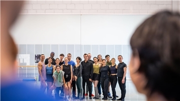 Die Ballettcompagnie des Stadttheaters Bremerhaven unterbricht zum Fototermin eine Probe für den neuen Ballettabend "Seelen" und nimmt Ballettchef Alfonso Palencia, Co-Choreografin Mikiko Arai und Dramaturg Markus Tatzig in ihre Mitte. Foto: Hartmann