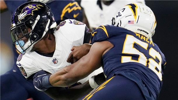 Die Baltimore Ravens um Quarterback Lamar Jackson (l) können nach einem Sieg in Los Angeles mit den Playoffs planen.