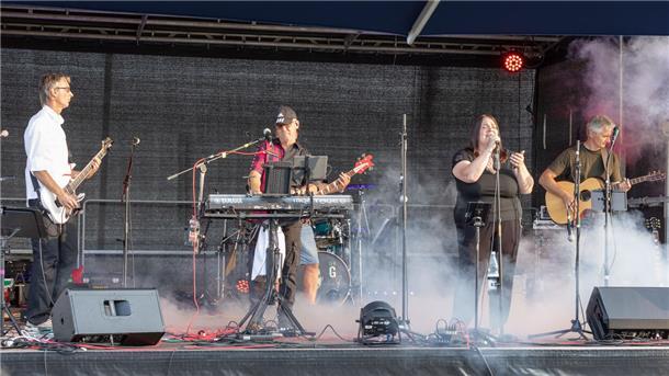 Die Band Beyond Heaven ließ auf der Freifläche am Union-Pier fast so etwas wie Stadtfest-Flair aufkommen.