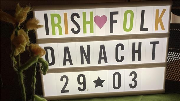 Ein beleuchtetes Schild kündigt das Irish Folk Konzert von Dánacht in der Seefelder Mühle an.